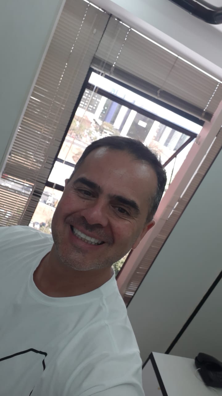 Adriano Bernardes, no mural de sorrisos da Dra. Pâmela Ribas