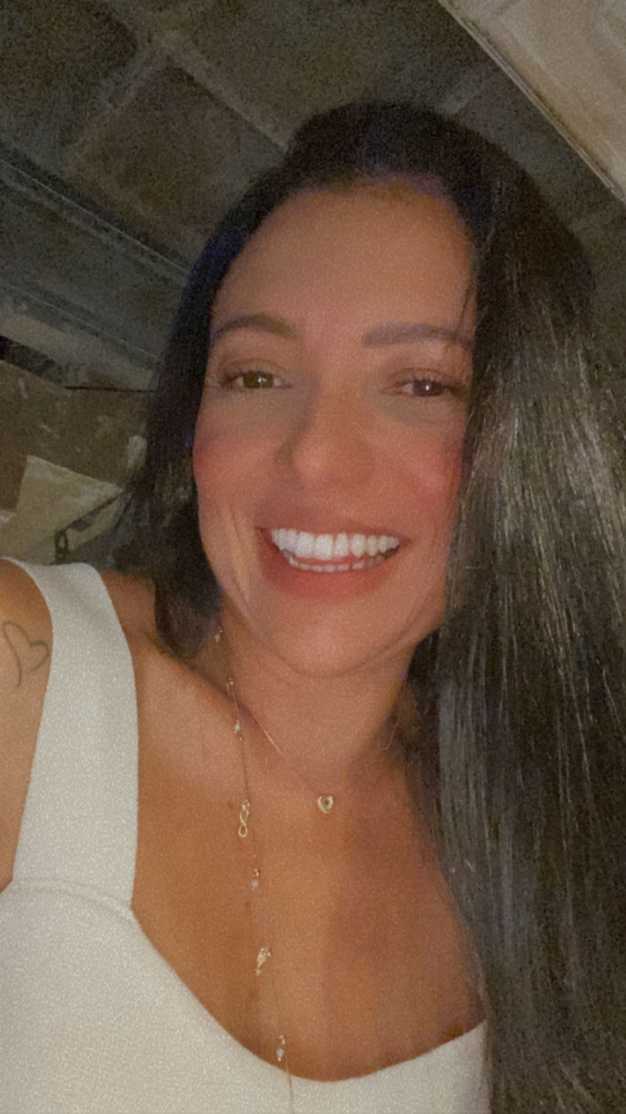 Aline Tavares, no mural de sorrisos da Dra. Pâmela Ribas