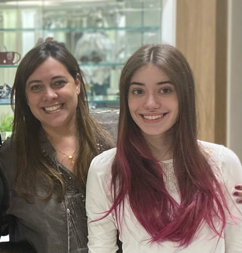 Karine e Mariana Vasconcelos, no mural de sorrisos da Dra. Pâmela Ribas