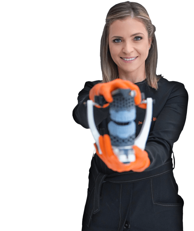 dra-Pamela-segurando-molde